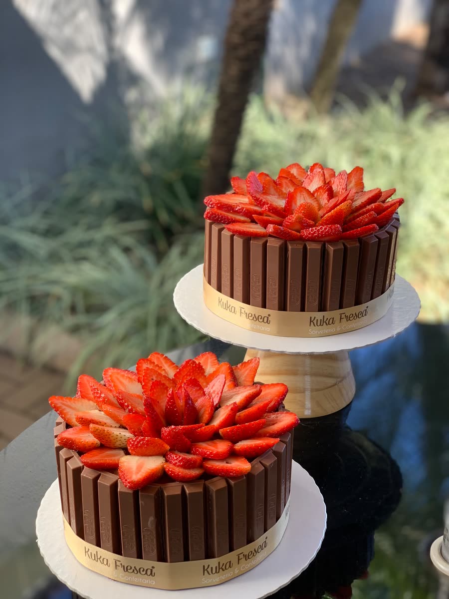 Bolos de chocolate com morangos