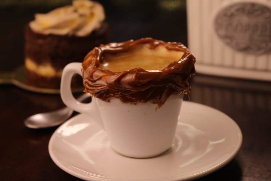 Café servido em xícara com borda de chocolate