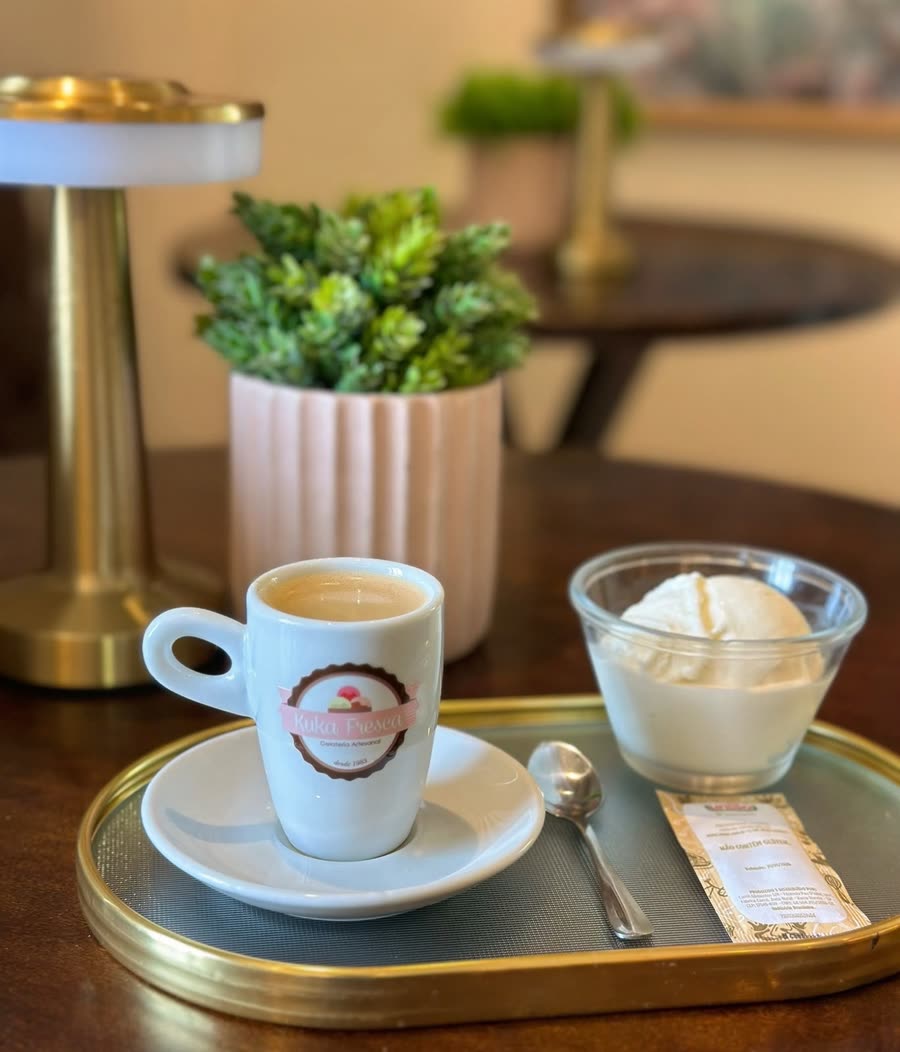 Espresso acompanhado de gelato